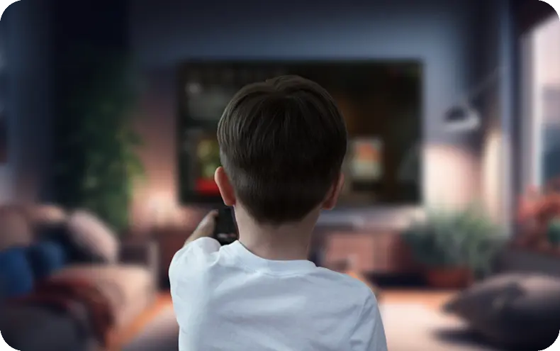 Un parent supervise le contenu regardé à la télévision